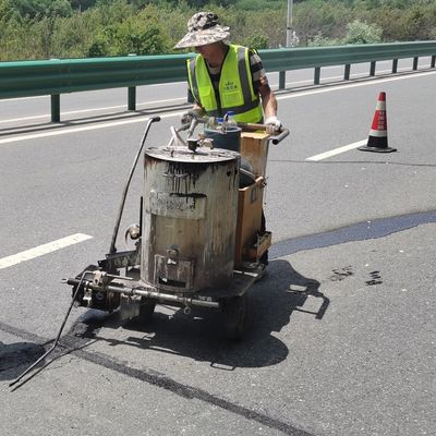 Köprü güvertesine yaklaşımları düzeltmek için erimiş asfalt yol yama granülleri
