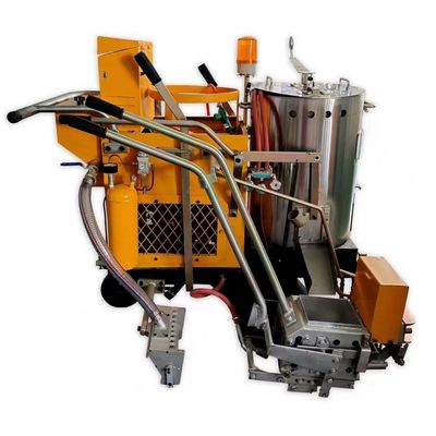 5.5HP benzin termoplastik hat çizgi kesme makinesi 12km/h hızla hareket ediyor