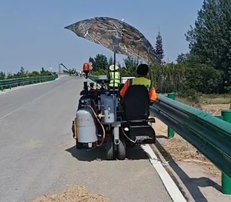 200kg Boya Tankı Kapasiteli Mini Sürüş Termoplastik Yol Çizgisi İşaretleme Üç Tekerlekli Bisikleti Ekstrüzyon İşaretleme 1.8-3KM/s İşaretleme Hızı